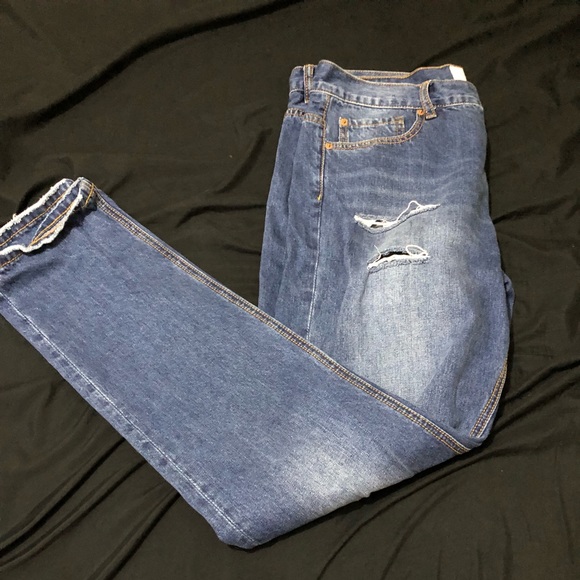 Distressed jeans - Picture 2 of 3